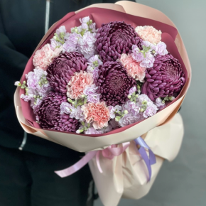 Букет "Софи" из хризантем Бигоуди, диантусов и ароматных маттиол в Лобне