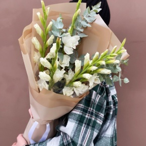 Букет из 5 белых гладиолусов и эвкалипта в Лобне