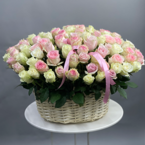 Композиция в корзине из 101 кенийской розы пастельный микс (40 см) в Лобне
