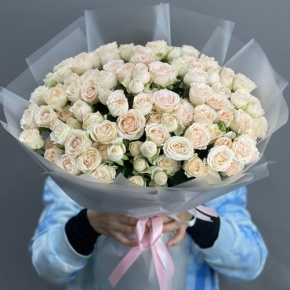 Букет из 35 кремовых кустовых роз (50 см) в Лобне