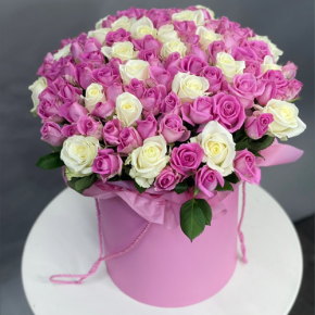 Композиция в шляпной коробке из 151 розы кения микс в Лобне