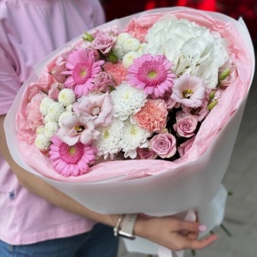 Букет "Розовые облака" из хризантемы, кустовых роз, диантусов, гортензии и эустом в Лобне
