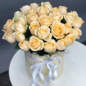 Композиция в шляпной коробке из 35 кремовых кенийских роз в Лобне