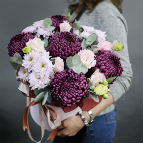 Композиция в шляпной коробке "Наденька" из хризантем Бигоуди, эустом и эвкалипта в Лобне