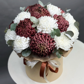 Композиция в шляпной коробке из 19 хризантем  в Лобне