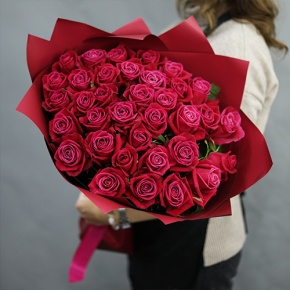 Букет из 35 малиновых роз Шангрила (50 см) в Лобне