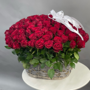 Композиция в корзине из 101 красной розы в Лобне