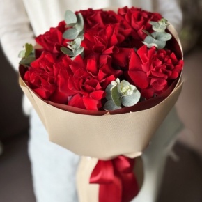 Букет "Красная пантера" из 7 роз Эквадор и эвкалипта в Лобне