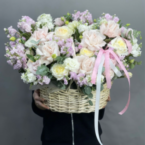 Композиция в корзине из роз Эквадор и ароматных маттиол в Лобне
