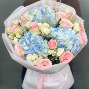 Букет "Легкий ветерок" из роз, конифера и гортензий в Лобне