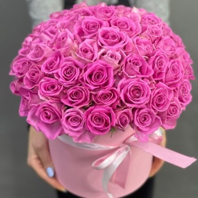 Композиция в шляпной коробке из 71 кенийской розы в Лобне