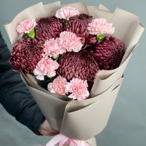 Букет из хризантем Бигоуди и розовых диантусов в Лобне