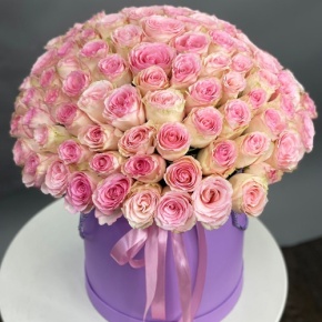 Композиция в шляпной коробке из 151 розы кения в Лобне