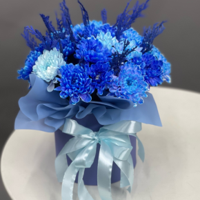 Композиция в шляпной коробке "Магия синего" из хризантем и конифера в Лобне