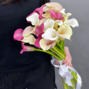 Букет из 21 каллы микс в Лобне