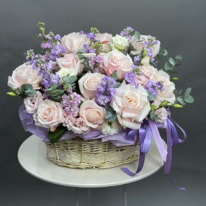 Композиция в корзине из французских роз и ароматных маттиол в Лобне