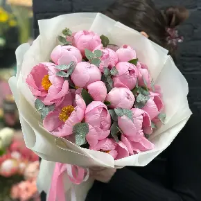 Букет из 15 лососевых пионов с эвкалиптом в Лобне