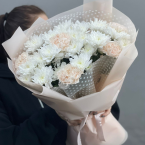 Букет из хризантем и диантусов пудра в Лобне