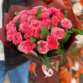 Букет из 25 махровых пионовидных роз Риджентс парк  (60 см) в Лобне