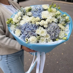 Букет "Голубые облака" из хризантемы, диантусов, Голландской гортензии, дельфиниума и эустомы в Лобне