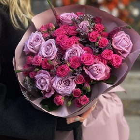 Букет "Малиновый вечер" из кустовых малиновых роз, вероники, лимониума и роз Меритим в Лобне