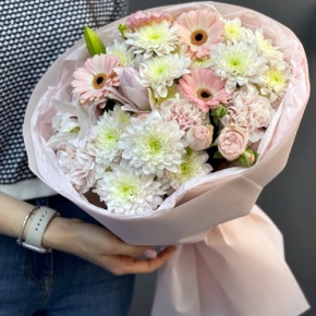 Букет "Дружба" из хризантемы, пионовидной лилии, гербер, диантусов и кустовых роз в Лобне