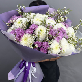 Букет "Лола" из хризантем Магнум, хамелациума и кустовых хризантем в Лобне