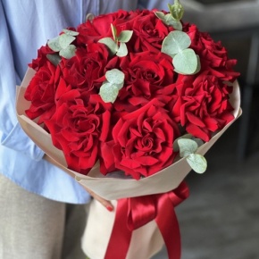 Букет "Красная пантера" из 13 роз Эквадор и эвкалипта в Лобне