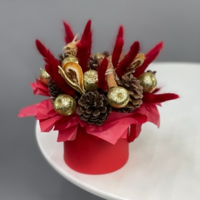 Композиция в шляпной коробке "Глинтвейн золото" из шишек, корицы и лагуруса в Лобне