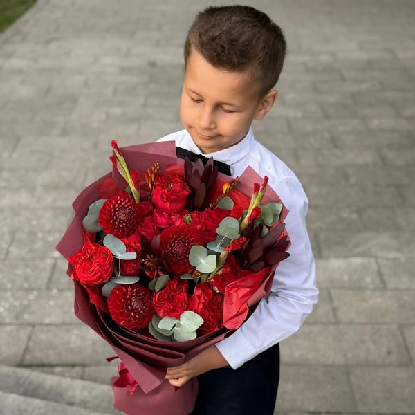 Букет с георгинами, розами и леукадендроном в Лобне