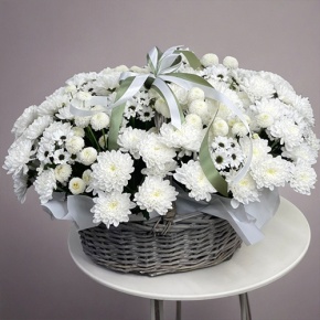 Композиция в корзине "Снежная лавина" из хризантем в Лобне
