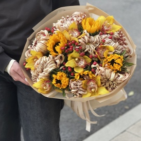 Букет "Биркин" из подсолнухов, орхидей, гиперикума, хризантем Виена в Лобне