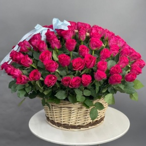Композиция в корзине из 151 малиновой розы в Лобне