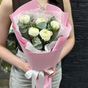 Букет-комплимент из 5 белых ранункулюсов в Лобне