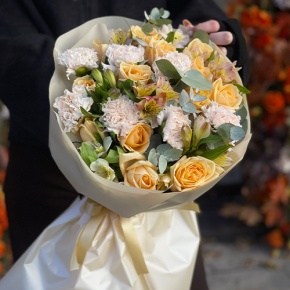 Букет "Пломбирный" из роз Аваланж, диантусов, альстромерий и эвкалипта в Лобне