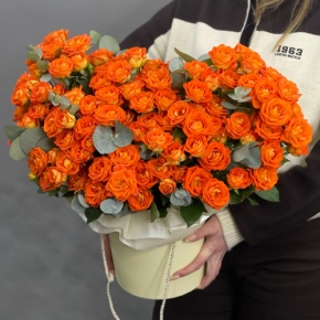 Композиция в шляпной коробке "Закат" из кустовых роз и эвкалипта в Лобне