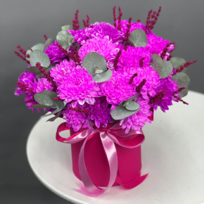 Композиция в шляпной коробке "Магия розового" из хризантем и лаванды в Лобне