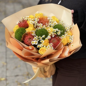 Букет "Зельда" из диантусов Lux, лимонных роз, лейко и ромашек в Лобне