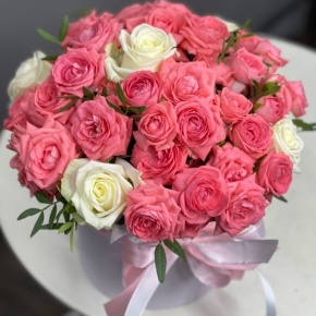 Композиция в шляпной коробке из белых и кустовых коралловых роз в Лобне