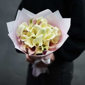 Букет из 25 калл нежный микс в Лобне