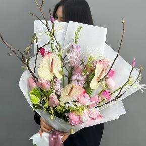 Авторский букет с антуриумами, ранункулюсами и цветущими ветками магнолии в Лобне