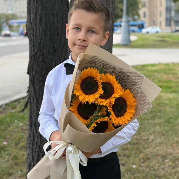 Букет из 5 подсолнухов в Лобне