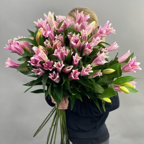 Букет из 17 розовых лилий в Лобне
