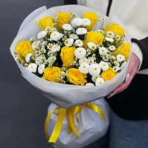 Букет "Синди" из лимонных роз, ромашек и хризантем сантини в Лобне