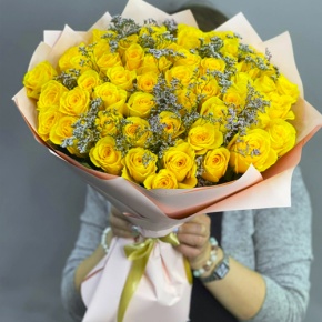 Букет из 51 лимонной розы с лимониумом в Лобне
