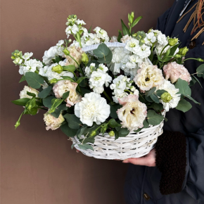 Композиция в корзине "Фея" из маттиол, диантусов, эустом и эвкалипта в Лобне