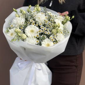 Букет "Вера и надежда" из ромашек, гербер, эвкалипта, диантусов и эустом в Лобне