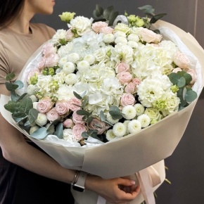 Букет "Пастелла" из кустовых пионовидных роз, Голландской Гортензии, эустомы, хризантемы Ньютон и эвкалипта в Лобне