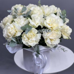 Композиция в шляпной коробке из роз Эквадор Мондиаль в Лобне