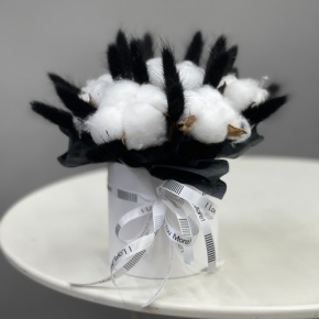 Композиция в шляпной коробке мини "Чикатуха" из хлопка и лагуруса в Лобне